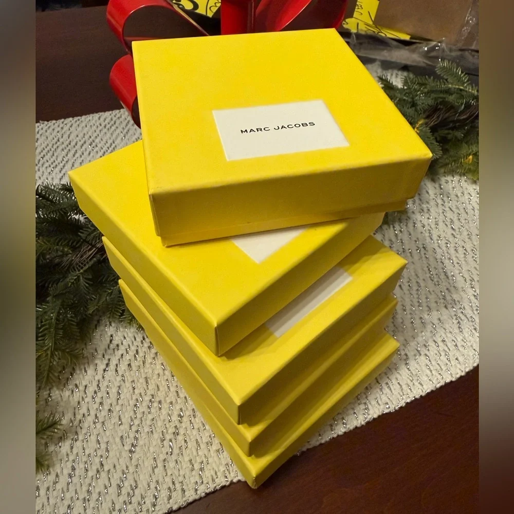 💛 MED Marc Jacobs gift box. 4.75 x 4.75 x 1.75 in. Iconic yellow, Authentic, new